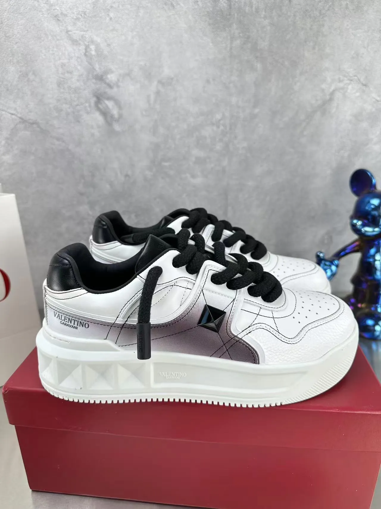👟👟Ex-factory price 640👟👟 🔺Valentino🔺Valentino new casual shoes 2023 latest model hot style for catwalk couples, thick shoelaces, the same style as Elsa Hosk, Zhang Yixing, Guan Xiaotong and many other stars 🔥 Top version + lasting process, full oil edge on the upper. Fabric: Customized cowhide + cowhide lining with breathable mesh. Outsole: original molded TPU thickened outsole. Size for women is 35-40. Men’s size is 39-45.